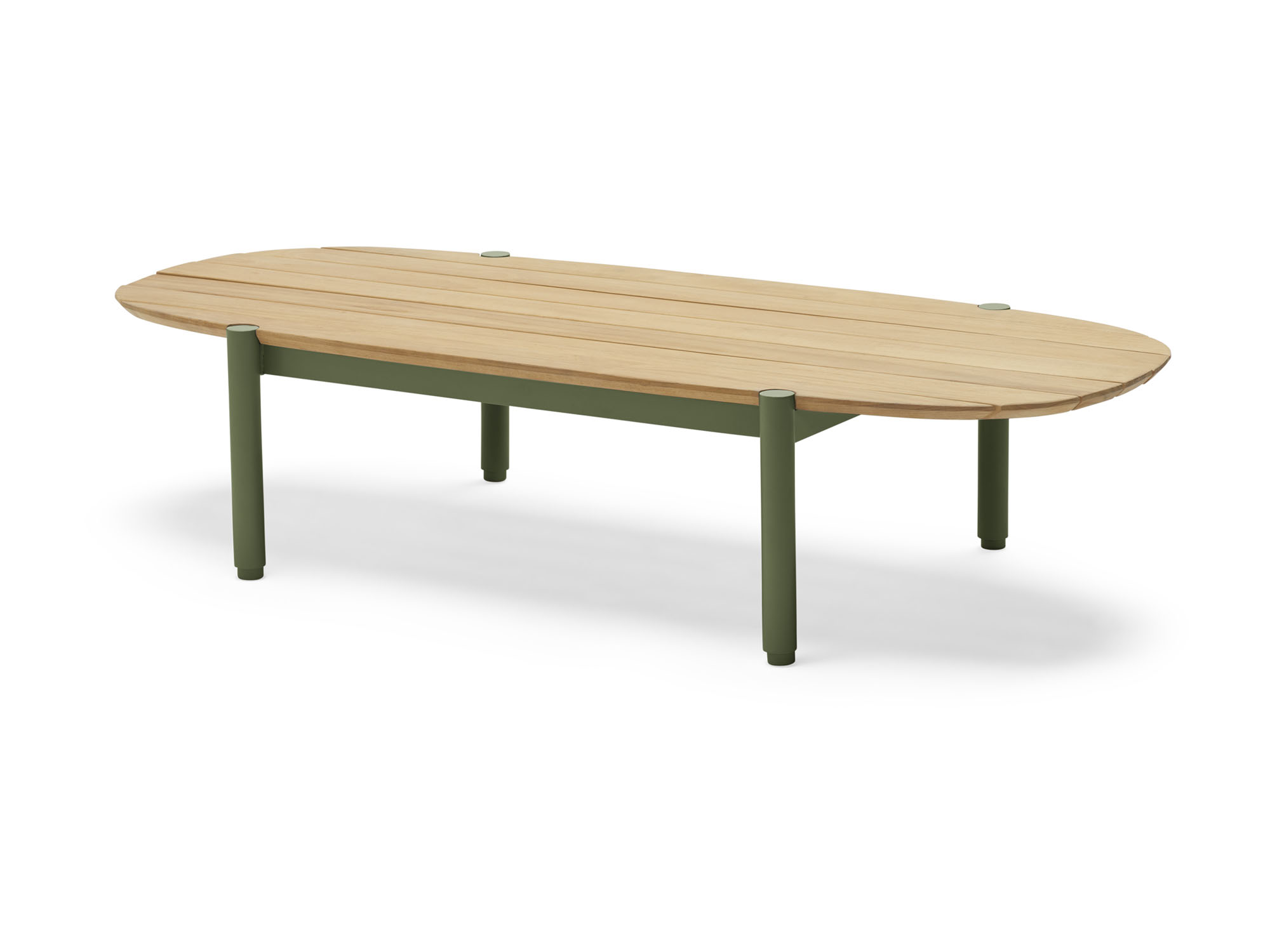 Vue d'angle avant d'une table basse d'extérieur ovale en bois avec pieds verts